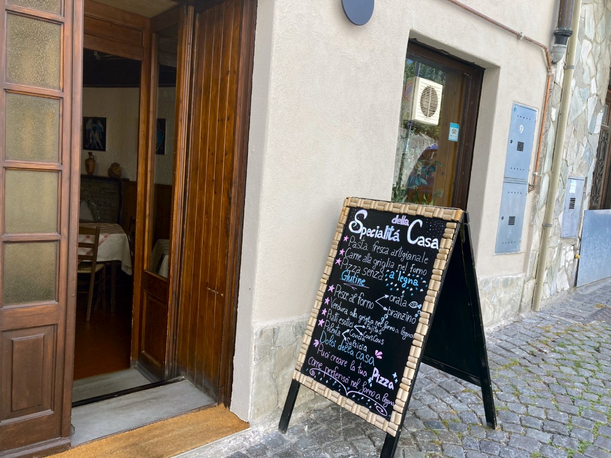 Ingresso del Ristorante - Pizzeria Lo Zodiaco - Oulx (TO) - Via Vittorio Emanuele 15